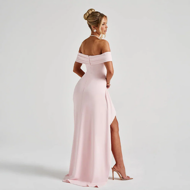 Robe longue femme en tissu léger, design avec épaules dénudées et fente élégante pour un look raffiné et féminin.
