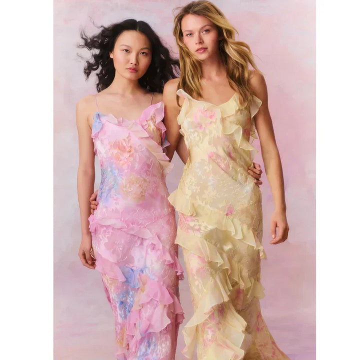 Robe longue en tissu léger, avec volants asymétriques et bretelles fines, idéale pour un look féminin et élégant.