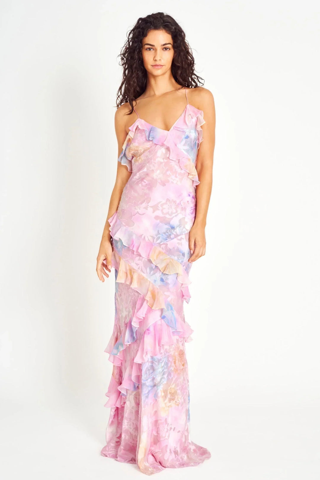 Robe longue pour femme à volants asymétriques, en tissu léger avec bretelles fines, idéale pour les occasions estivales.