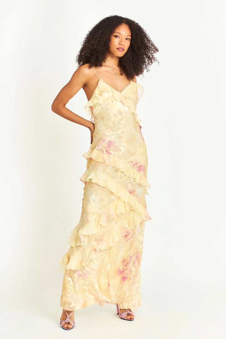 Robe longue en tissu léger, volants asymétriques et bretelles fines pour un look délicat et fluide.