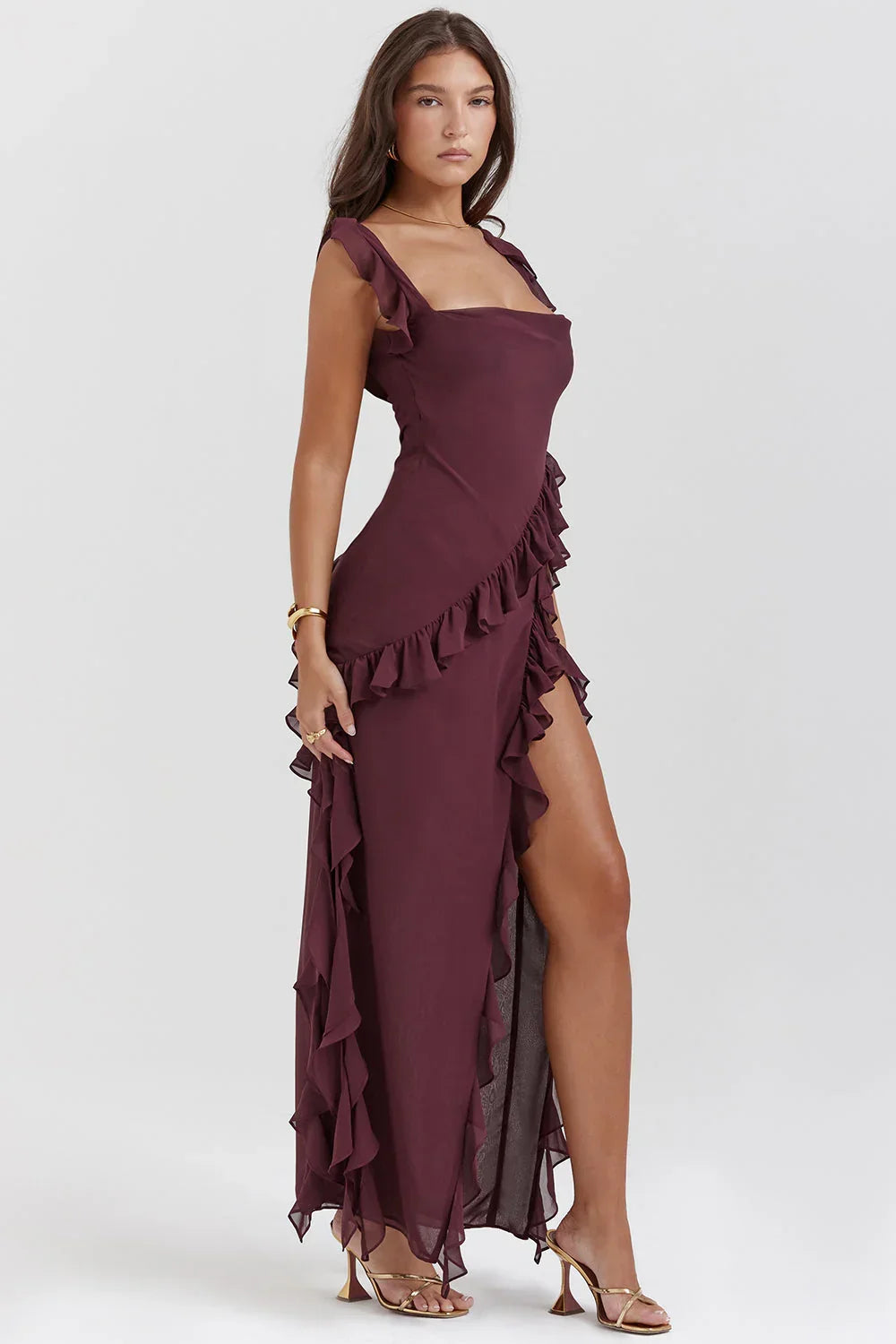 Robe longue pour femme en tissu léger, dotée de volants délicats et de bretelles ajustables pour un style élégant.