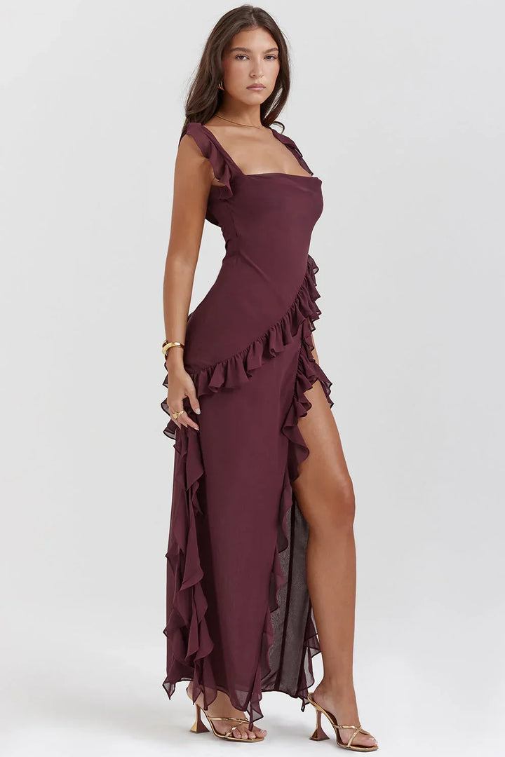 Robe longue pour femme en tissu léger, dotée de volants délicats et de bretelles ajustables pour un style élégant.