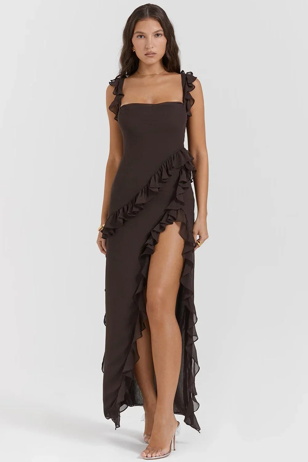 Robe longue en tissu léger, avec volants délicats et bretelles ajustables pour un ajustement confortable.