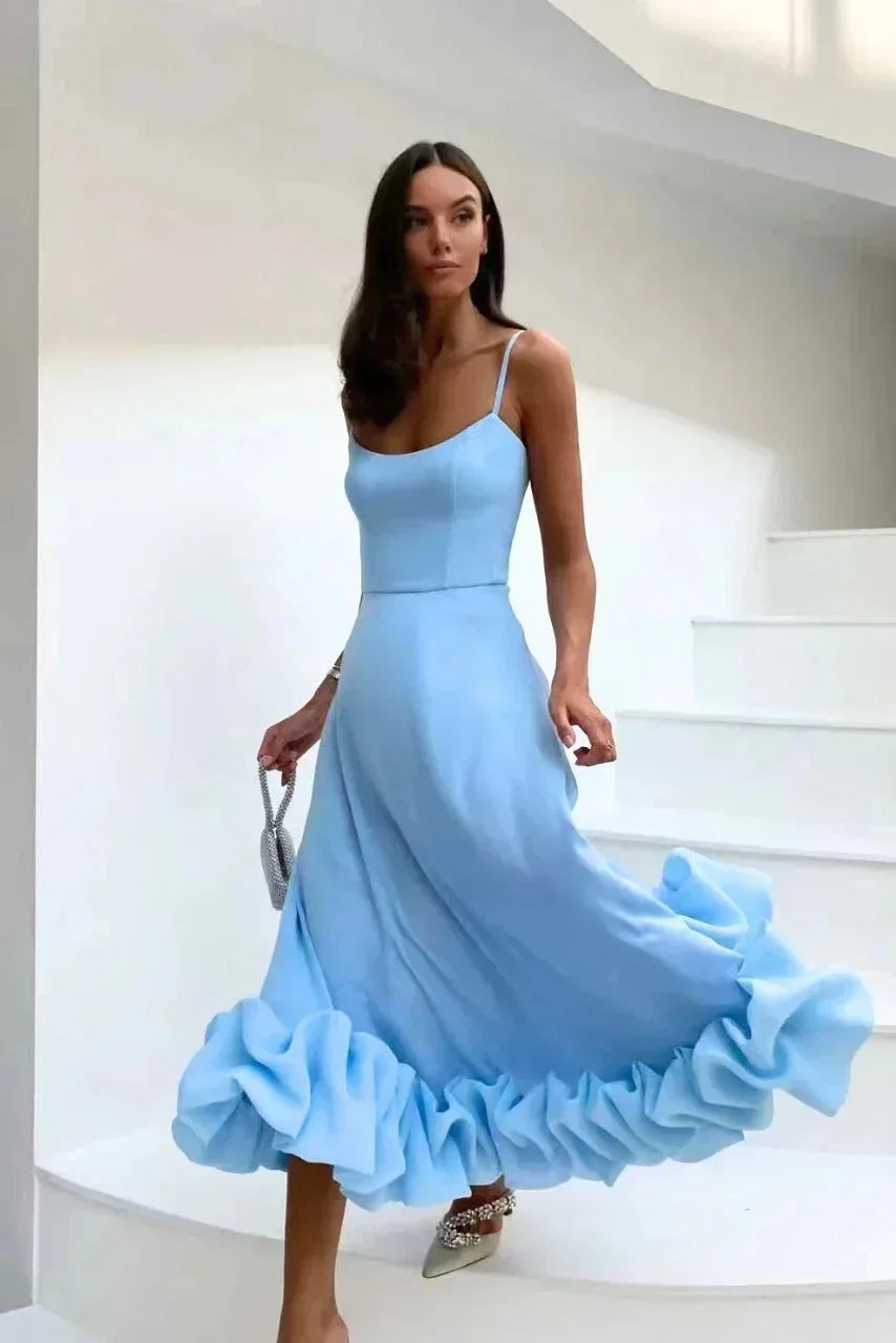 Robe longue pour femme en tissu léger, avec volants à l'ourlet et fines bretelles pour un style élégant et fluide.