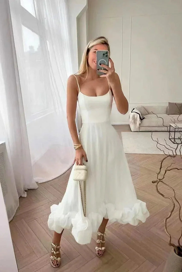 Robe longue blanche pour femme, en tissu léger, avec volants à l'ourlet et fines bretelles pour un look décontracté.