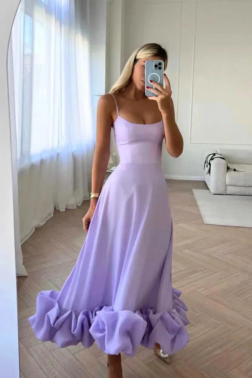 Robe longue lilas pour femme, en tissu léger, avec volants à l'ourlet et fines bretelles pour un look féminin et aéré.