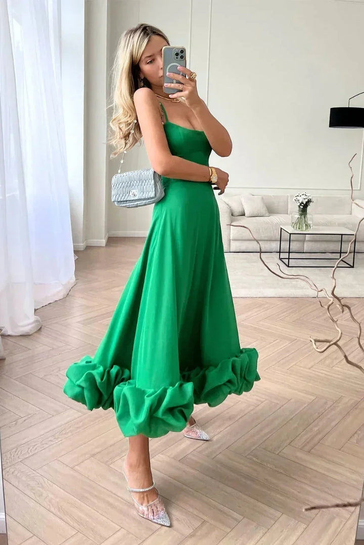 Robe longue verte pour femme, en tissu léger, avec volants à l'ourlet et fines bretelles, idéale pour les journées d'été.