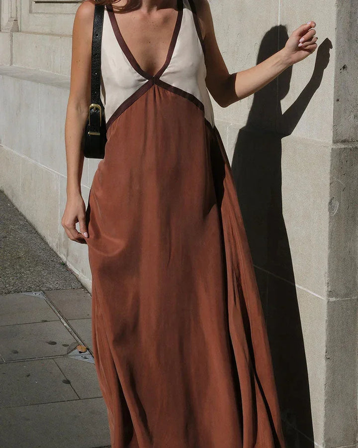 Robe longue femme bicolore, col en V, sans manches, en tissu léger et fluide, idéale pour les journées d'été.