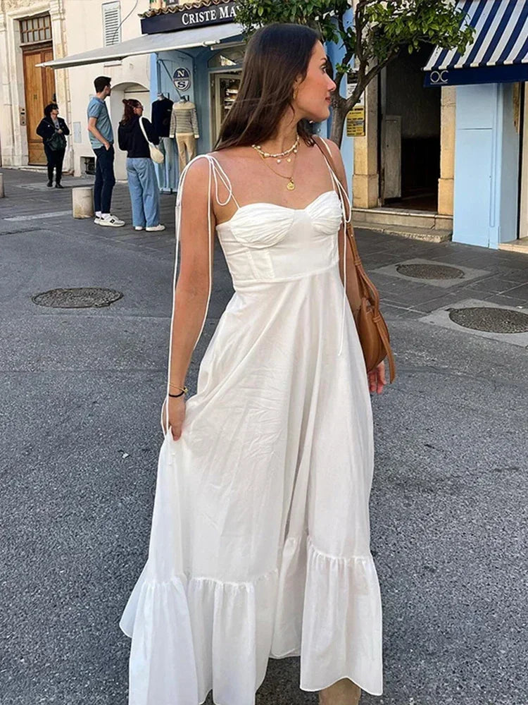 Robe longue blanche pour femme, en coton léger, avec bretelles fines et un décolleté en V. Parfaite pour l'été.
