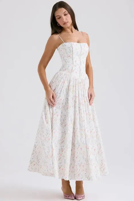 Robe longue blanche en tissu léger avec motifs floraux colorés, manches courtes et décolleté en V. Idéale pour les journées…