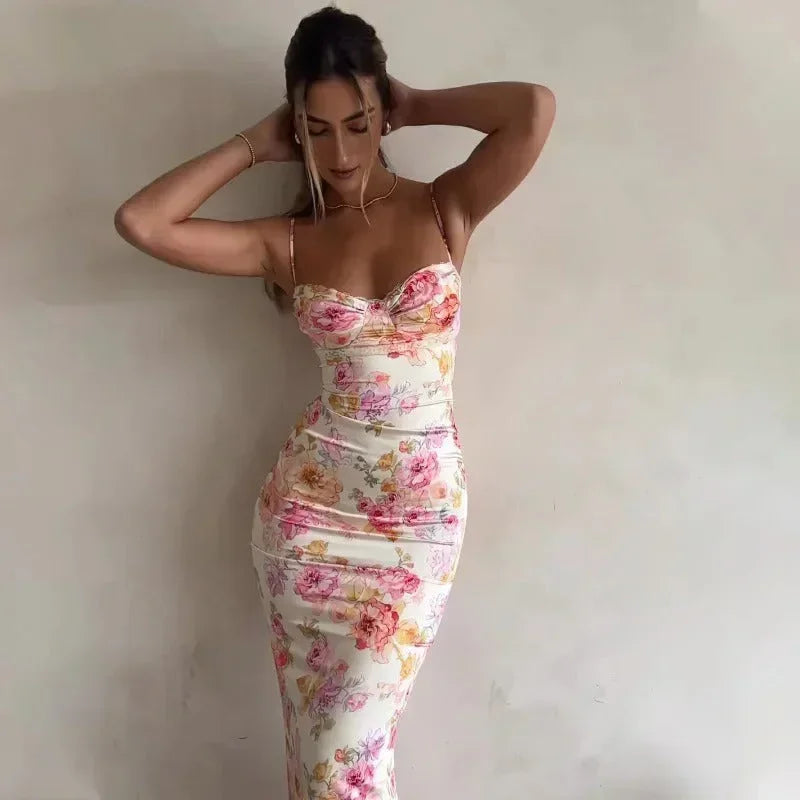 Robe longue blanche à fleurs, fines bretelles, en coton léger, idéale pour les journées d'été.