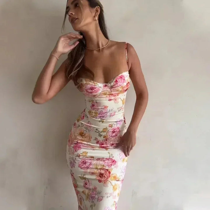 Robe longue blanche à fleurs avec fines bretelles, en tissu léger pour un confort optimal lors des journées d'été.
