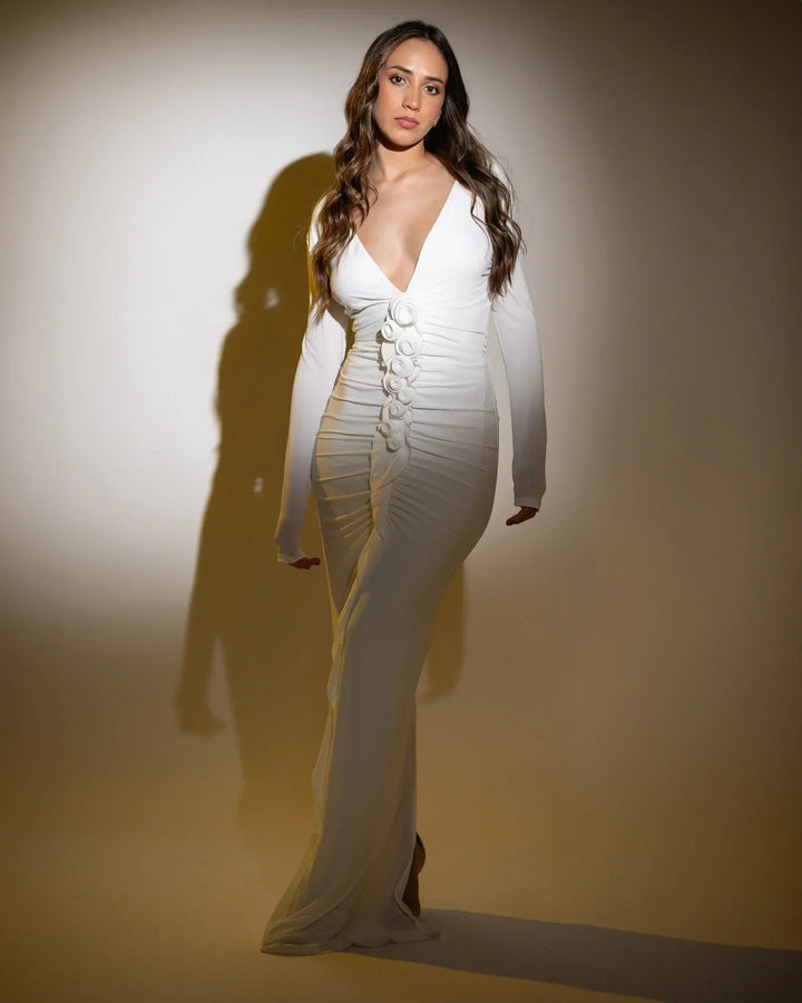 Robe longue blanche femme avec manches longues, en coton léger, silhouette fluide et détails délicats sur les manches.