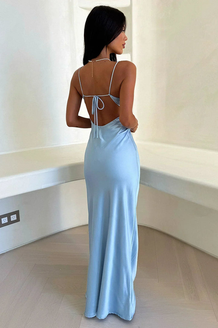 Robe longue femme bleu clair à bretelles, en coton léger, avec un décolleté en V et une coupe fluide pour un confort optimal.