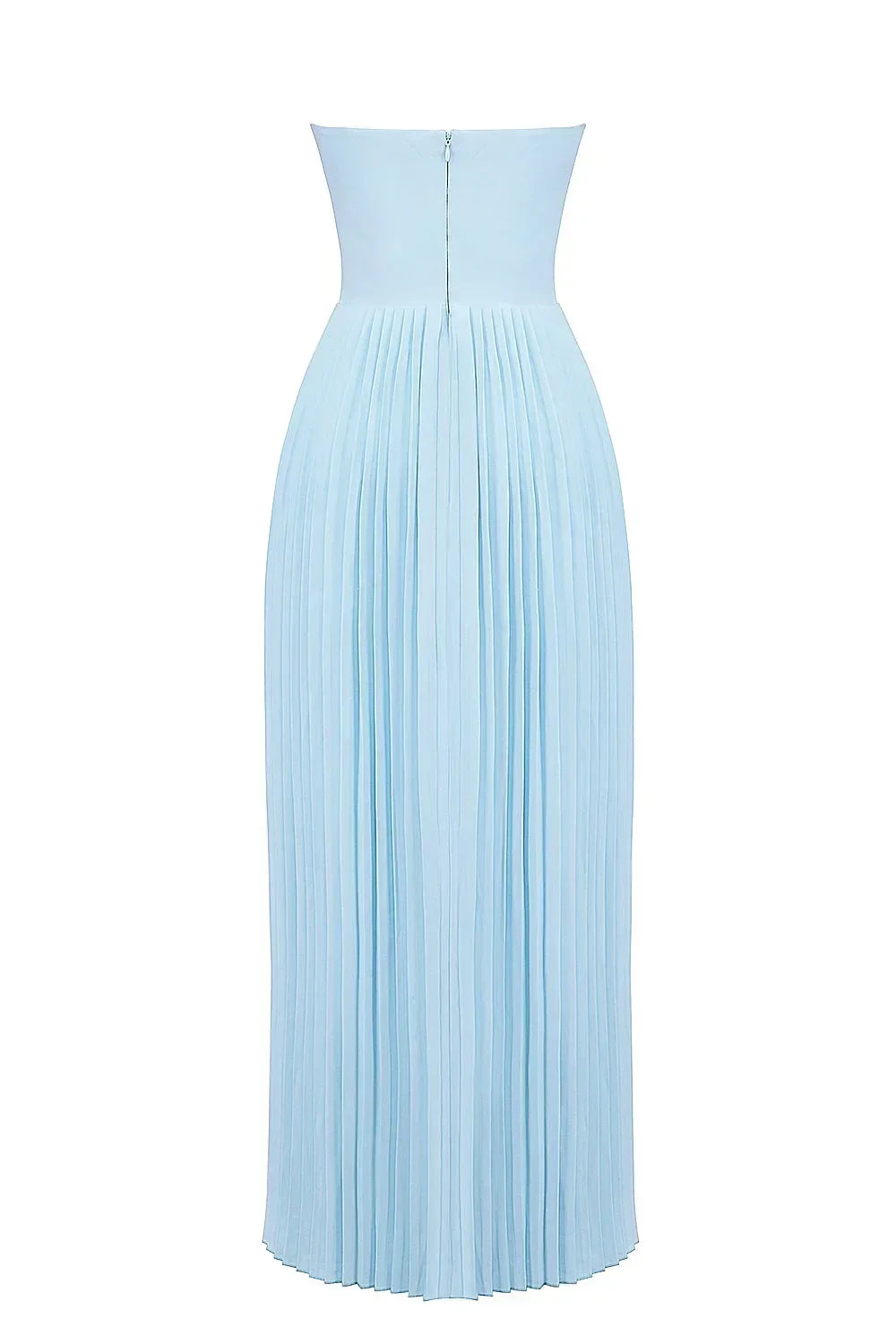 Robe longue bleu clair pour femme, en tissu léger, avec bustier plissé et jupe fluide, idéale pour les occasions estivales.