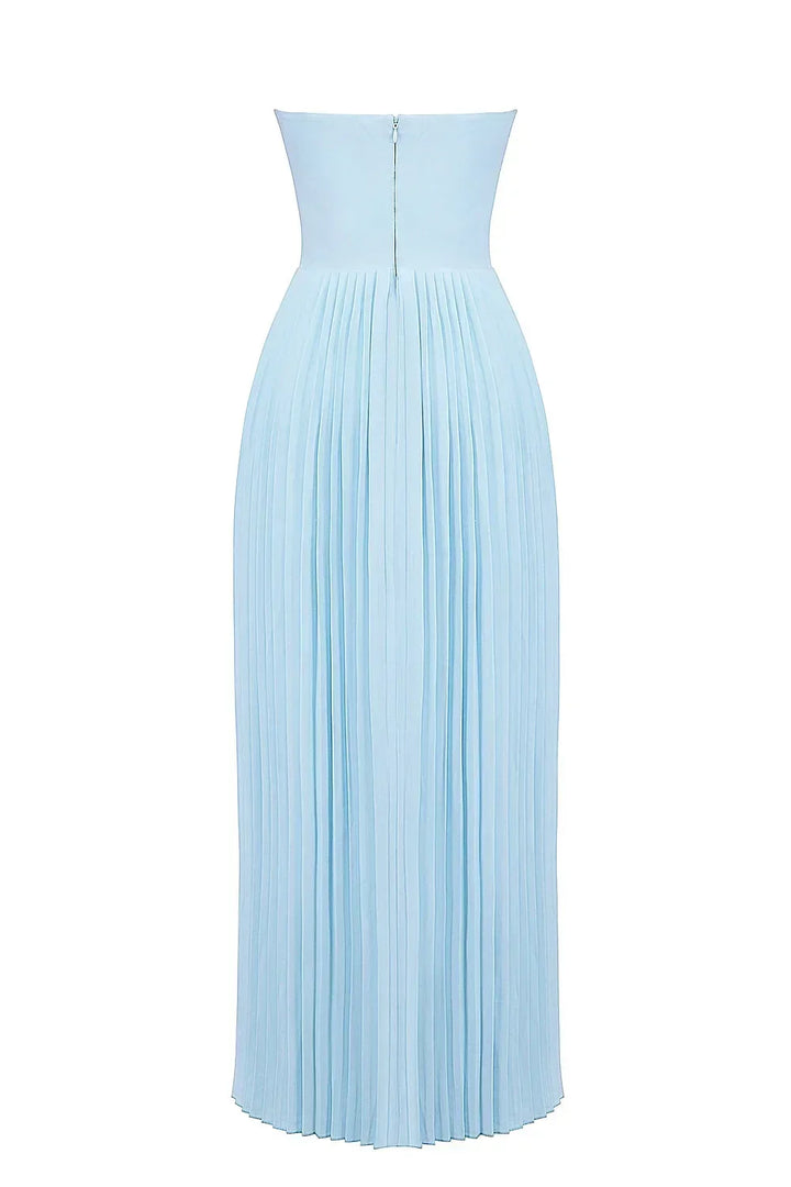 Robe longue bleu clair pour femme, en tissu léger, avec bustier plissé et jupe fluide, idéale pour les occasions estivales.