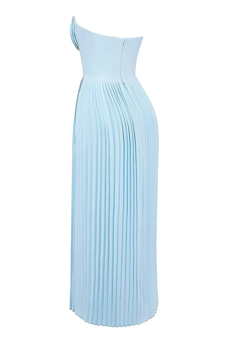 Robe longue femme bleu clair, en tissu doux, avec bustier plissé et élégantes bretelles, parfaite pour les occasions…