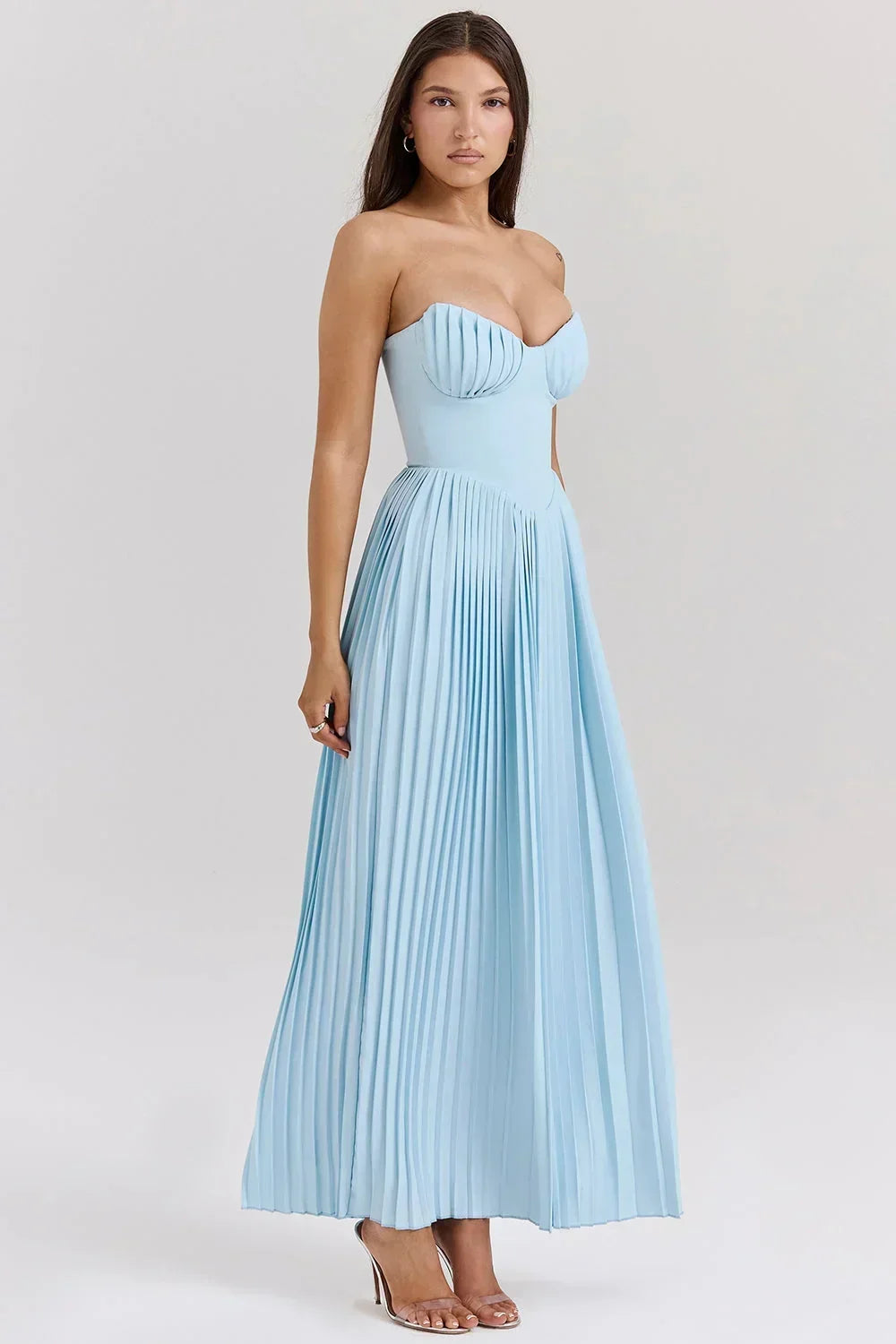 Robe longue femme bleu clair en tissu léger, avec un bustier plissé et une jupe fluide pour une allure élégante.