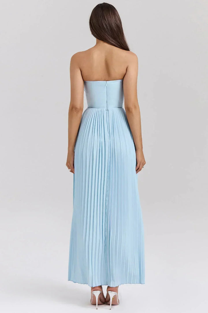 Robe longue femme bleu clair, en tissu léger, avec un bustier plissé qui met en valeur la silhouette féminine.