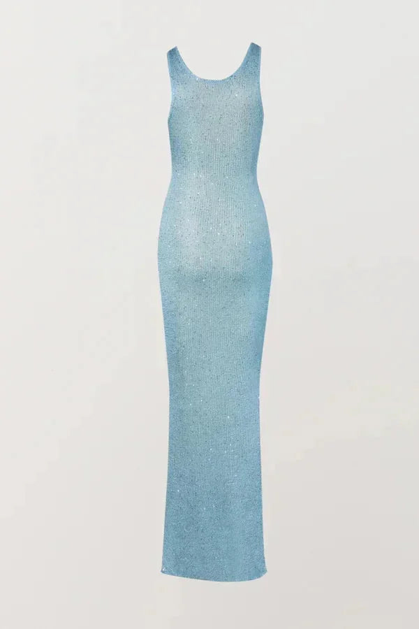 Robe longue sans manches en tissu bleu glacé, coupe ajustée avec un décolleté élégant, parfaite pour les occasions estivales.