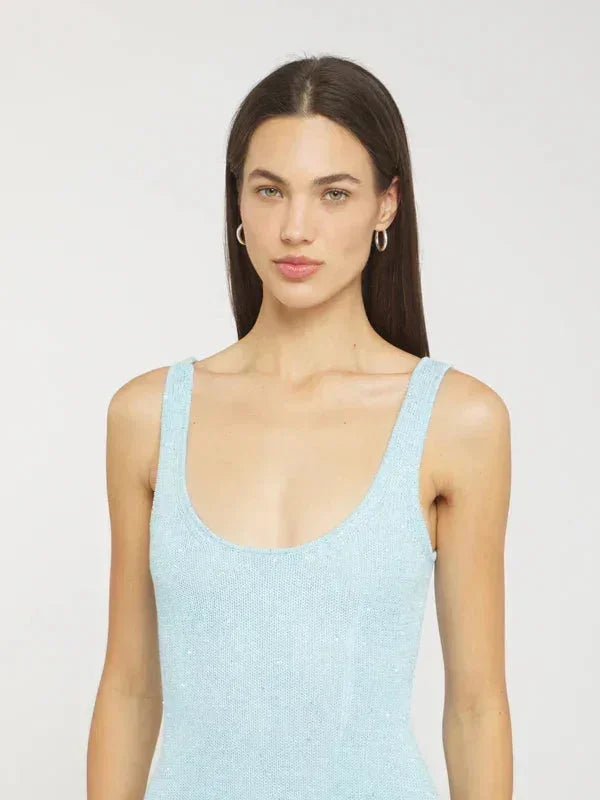 Robe longue femme bleu glacé sans manches, en tissu léger, coupe ajustée, idéale pour les occasions estivales.