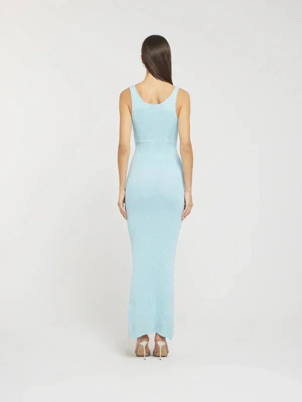 Robe longue sans manches en tissu léger bleu glacé, silhouette ajustée avec un décolleté en V délicat et une finition fluide.