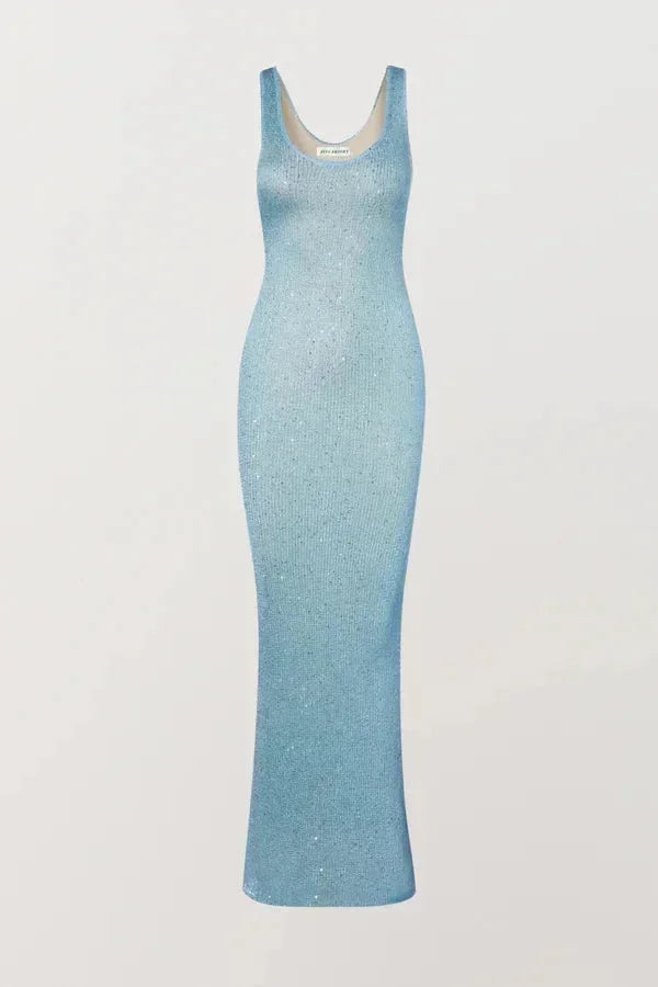Robe longue sans manches en tissu bleu glacé, ajustée à la taille, idéale pour les occasions estivales.