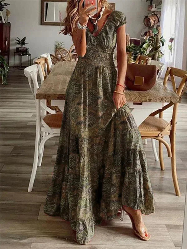 Robe longue femme bohème brun avec volants, col en V, en tissu léger et fluide pour un look décontracté.