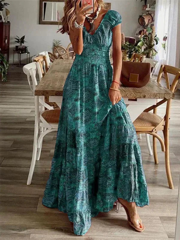 Robe longue femme en vert clair, en tissu léger, volants délicats et col en V pour un look bohème élégant.