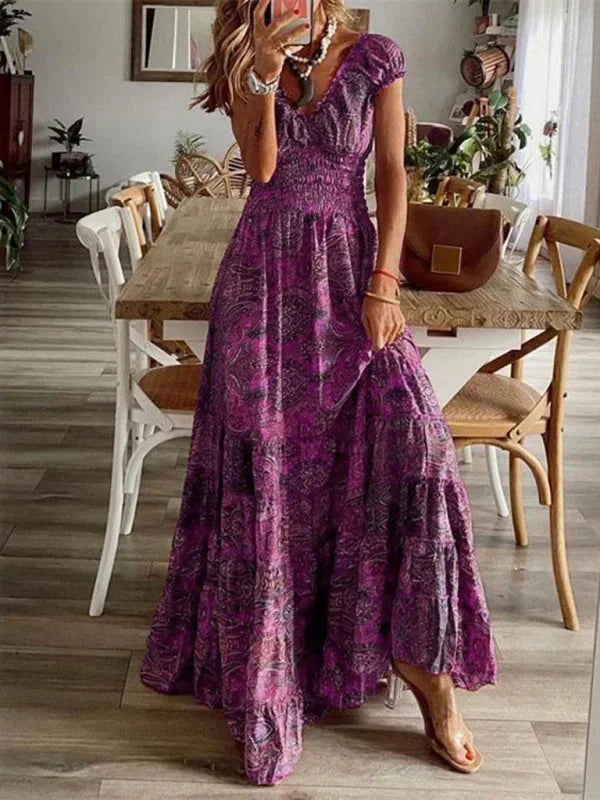 Robe longue femme en violet, style bohème, avec volants délicats et col en V, idéale pour les occasions estivales.