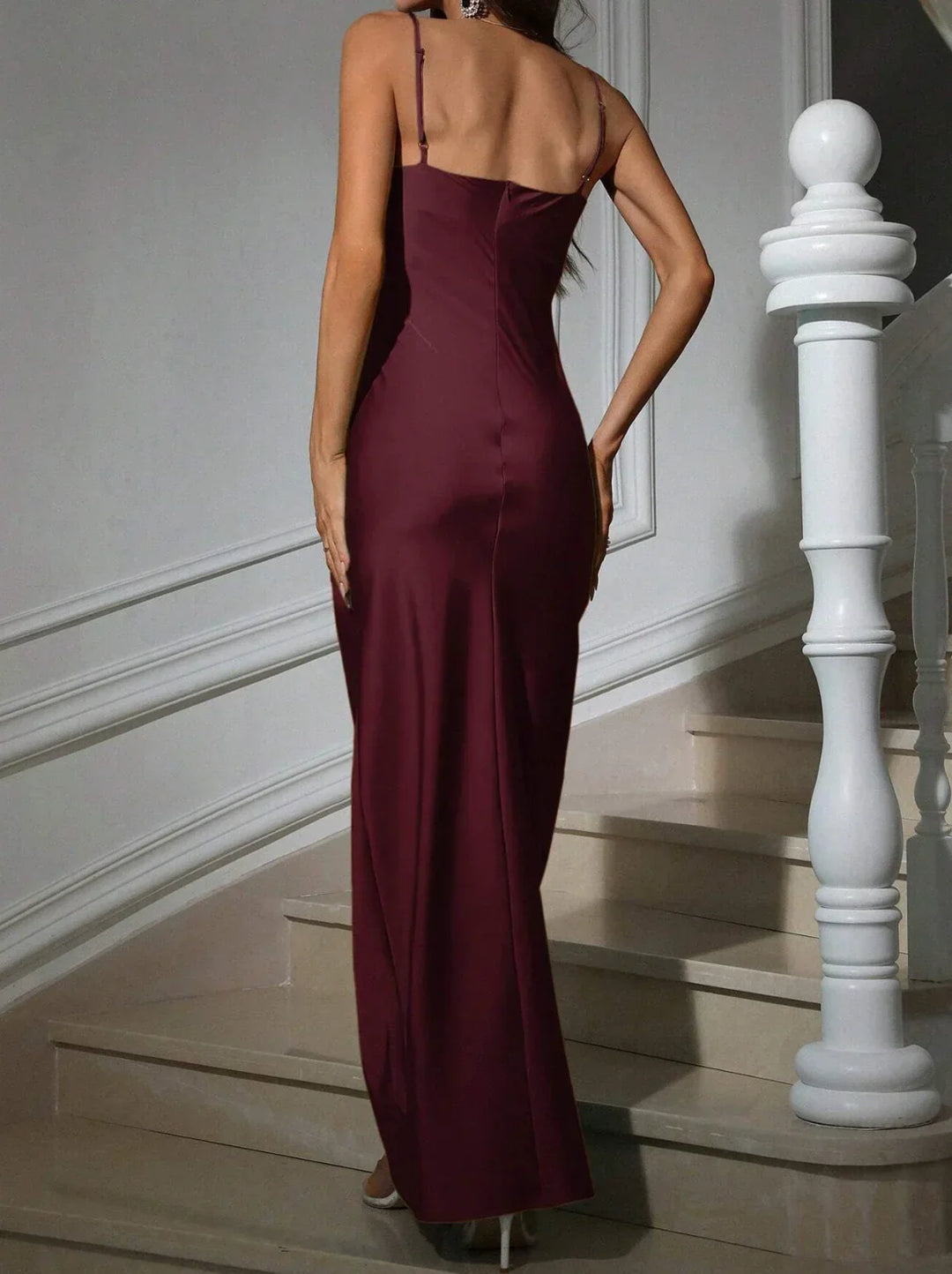 Robe longue femme bordeaux en tissu léger, à bretelles fines et découpe moderne pour un look élégant et décontracté.