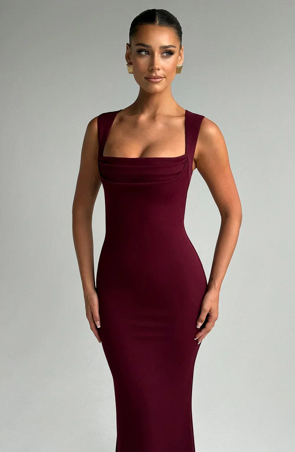 Robe longue bordeaux sans manches, en tissu léger, avec un design fluide et une coupe flatteuse pour un look élégant.