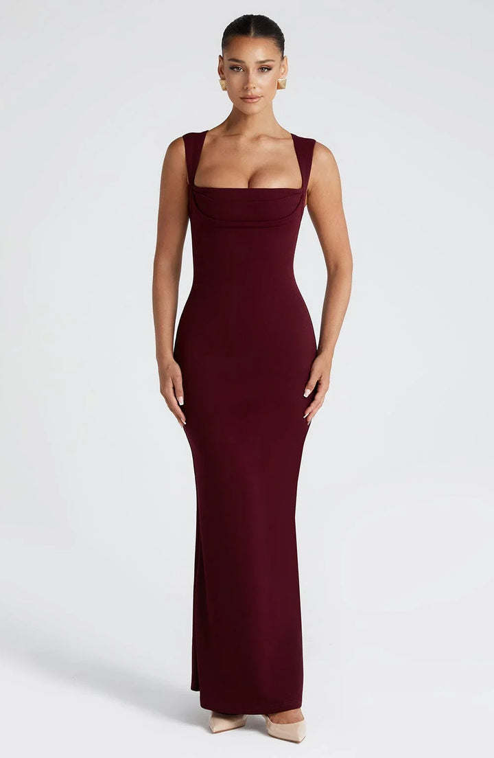 Robe longue bordeaux sans manches en tissu léger, élégante avec un décolleté en V et une coupe fluide.