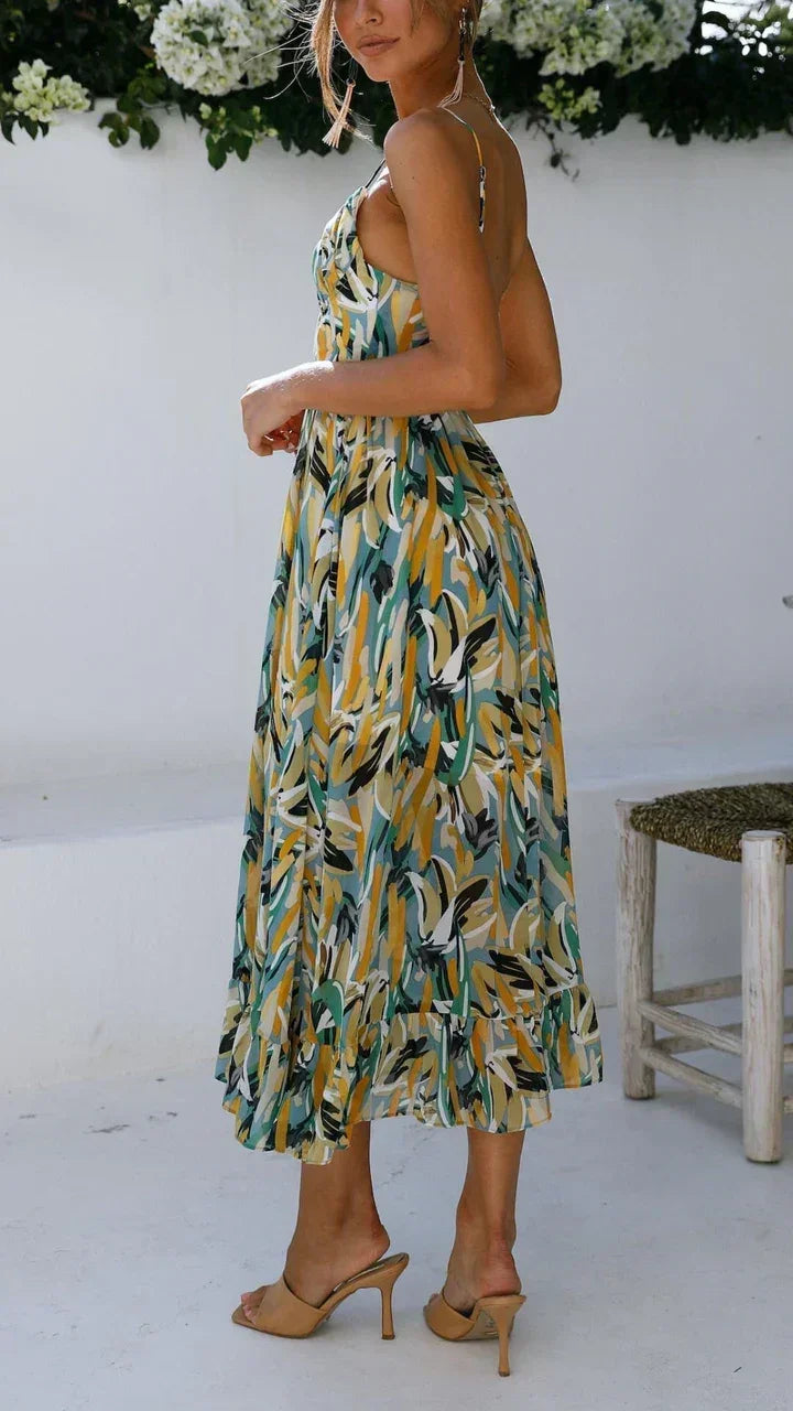 Robe longue à bretelles fines, en matière légère, avec un imprimé végétal coloré et un tissu fluide pour un confort optimal.