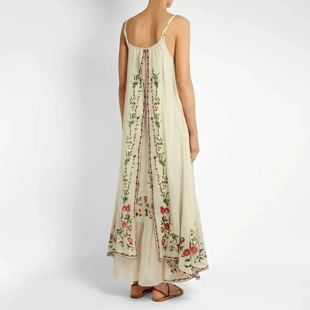 Robe longue femme à bretelles fines avec motifs floraux, en tissu léger et fluide, parfaite pour les journées ensoleillées.