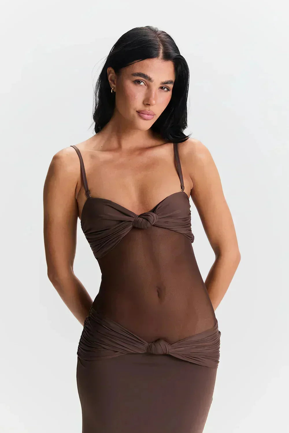Robe longue femme bustier en tissu léger, avec détail transparent et nœud à la taille pour un style élégant et moderne.