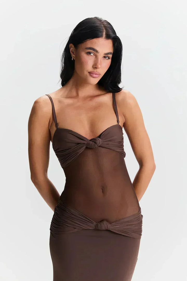 Robe longue femme bustier en tissu léger, avec détail transparent et nœud à la taille pour un style élégant et moderne.
