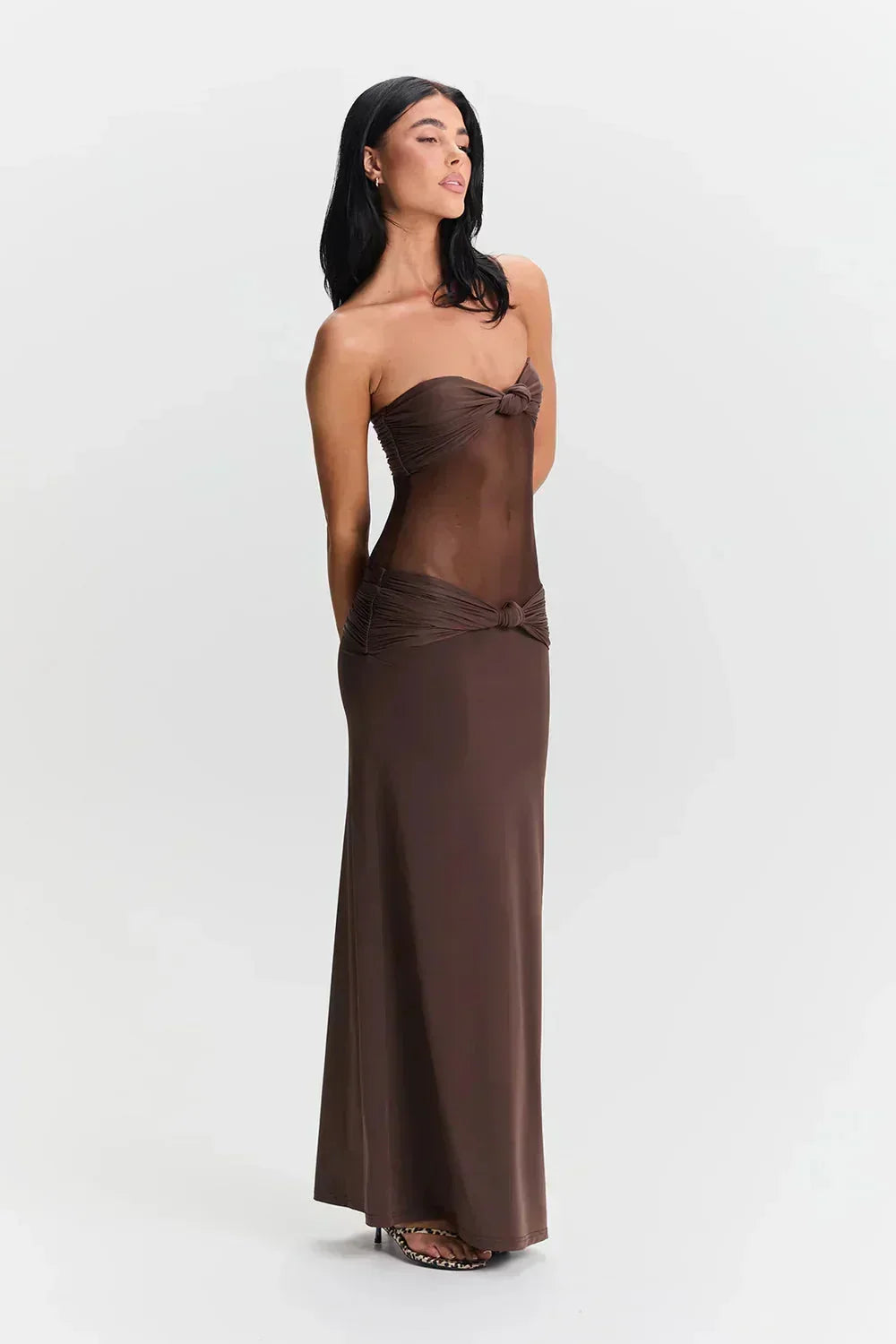 Robe longue femme en tissu léger, bustier avec détail transparent et nœud élégant à la taille, parfaite pour les soirées.