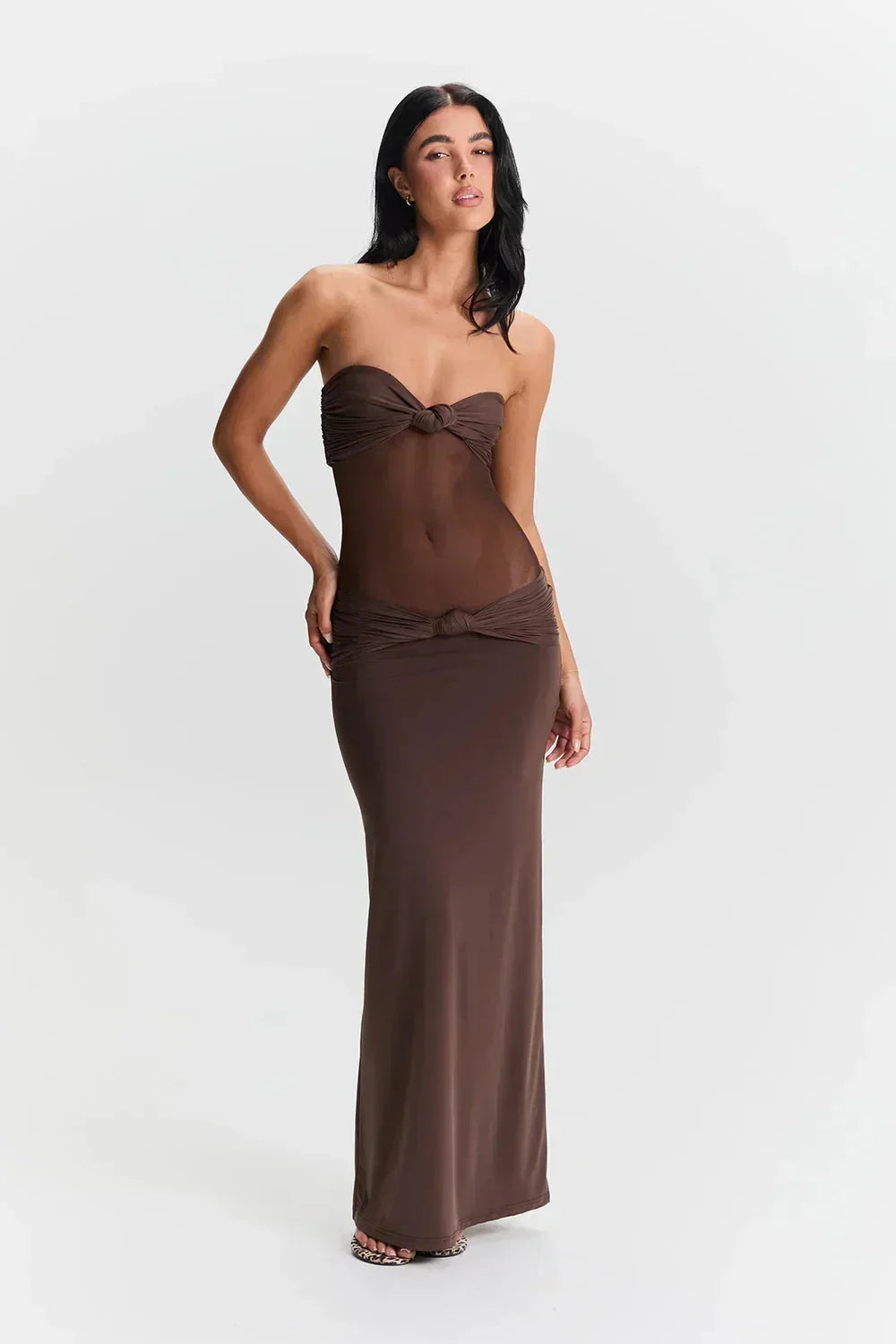 Robe longue marron femme avec bustier, design à détails transparents et nœud à la taille pour une silhouette élégante.