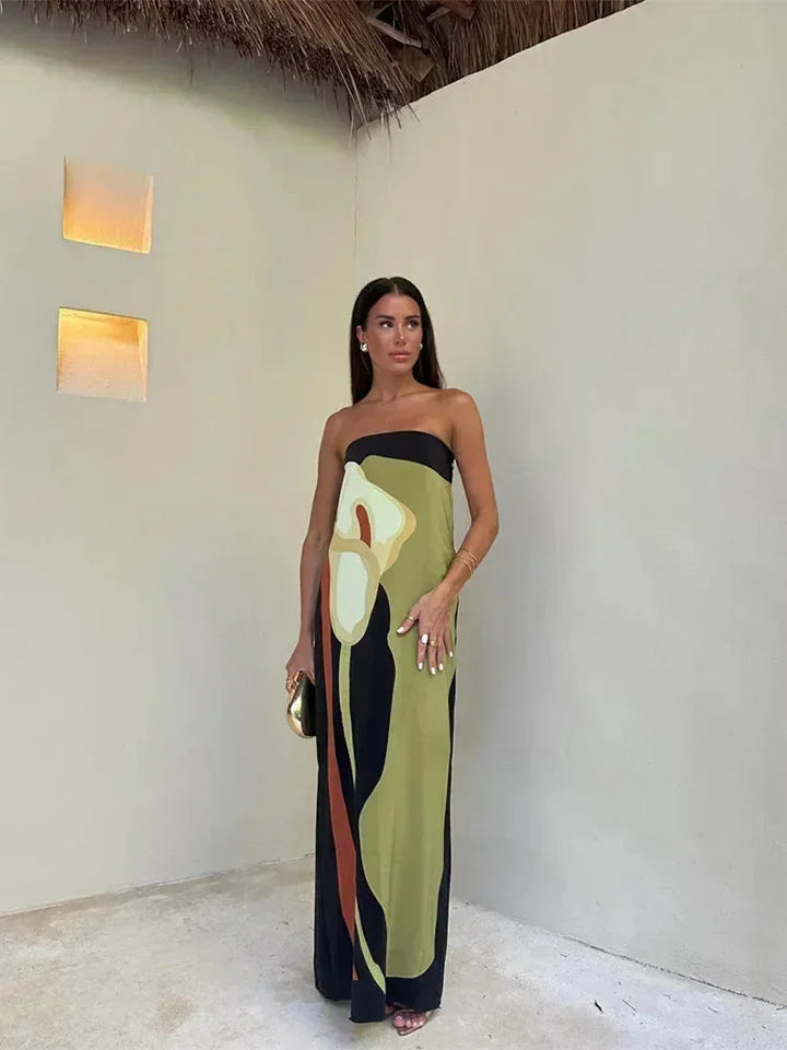 Robe longue verte à bustier, motifs abstraits fluides, en tissu léger et respirant, idéale pour les journées chaudes.