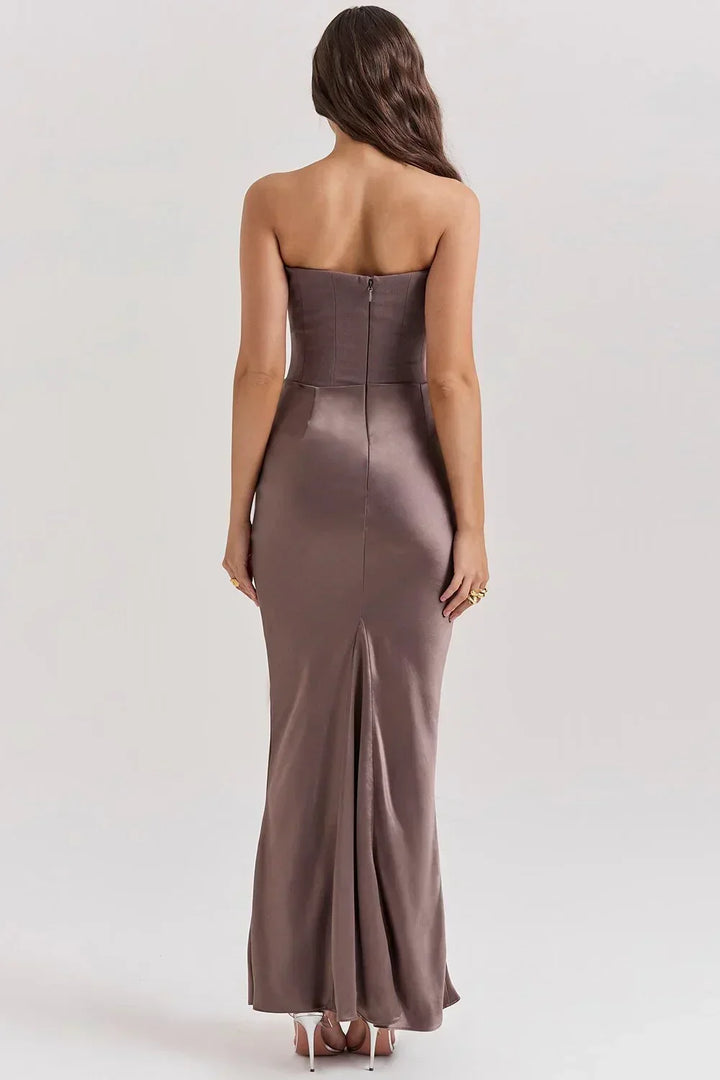 Robe longue femme en tissu drapé, style bustier ajusté, avec des accents élégants et une silhouette flatteuse.
