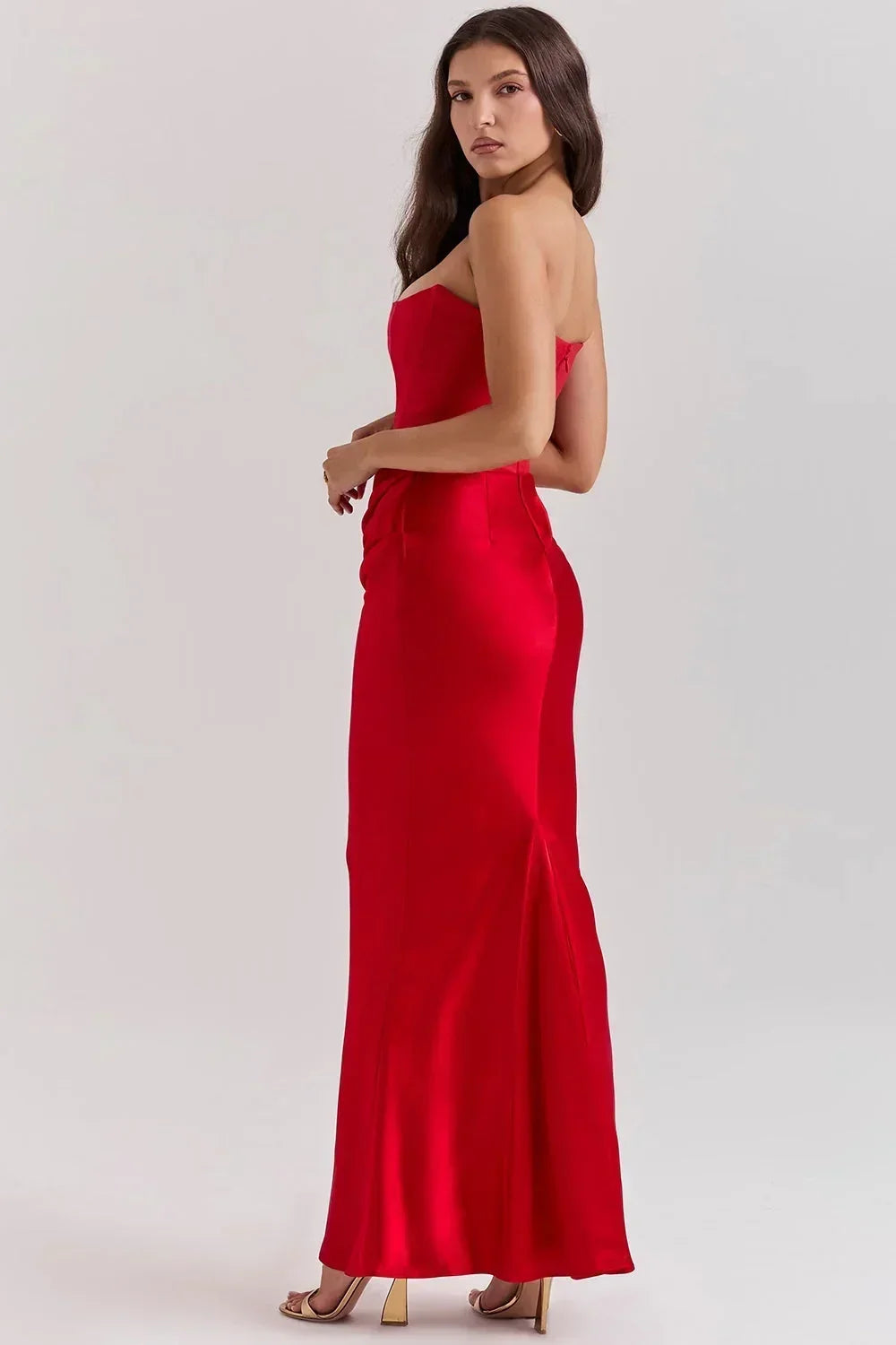 Robe longue femme en tissu drapé, bustier ajusté avec des détails élégants et une coupe fluide, parfaite pour les occasions…