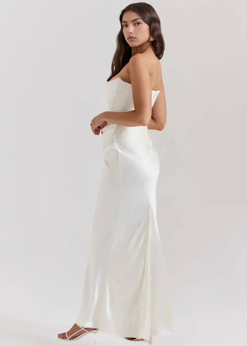 Robe longue satinée à bustier froncé, idéale pour soirées, avec un drapé fluide et une coupe élégante.