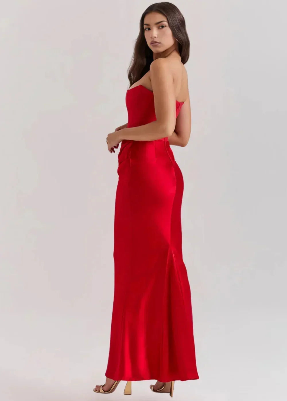 Robe longue satinée pour femme, bustier froncé avec une coupe élégante, idéale pour les soirées et les événements spéciaux.