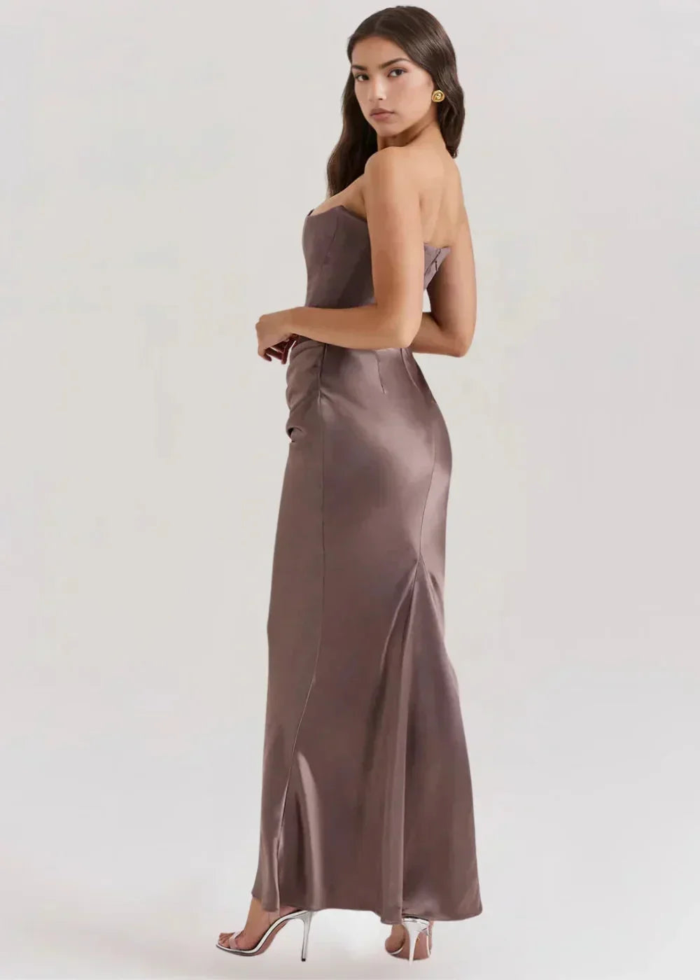 Robe longue femme en satin, décolleté bustier froncé, idéale pour les soirées élégantes avec un toucher doux et fluide.