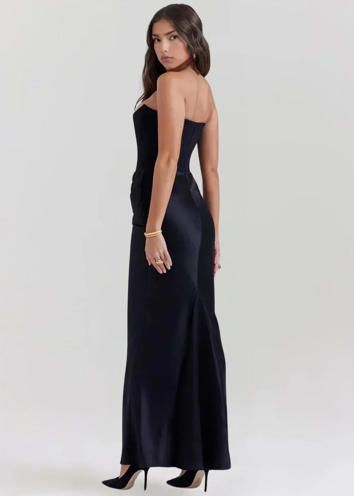 Robe longue satinée pour femme, bustier froncé, idéale pour les soirées, avec un tombé fluide et élégant.