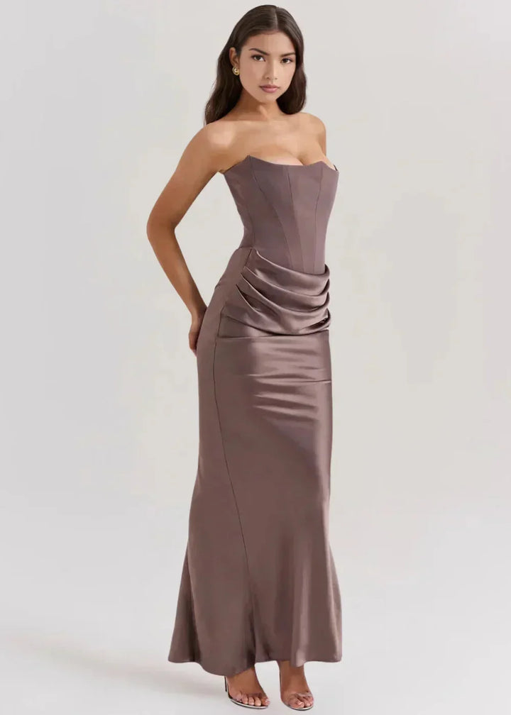 Robe longue marron en satin, bustier froncé, idéale pour des soirées élégantes. Design fluide et intemporel.