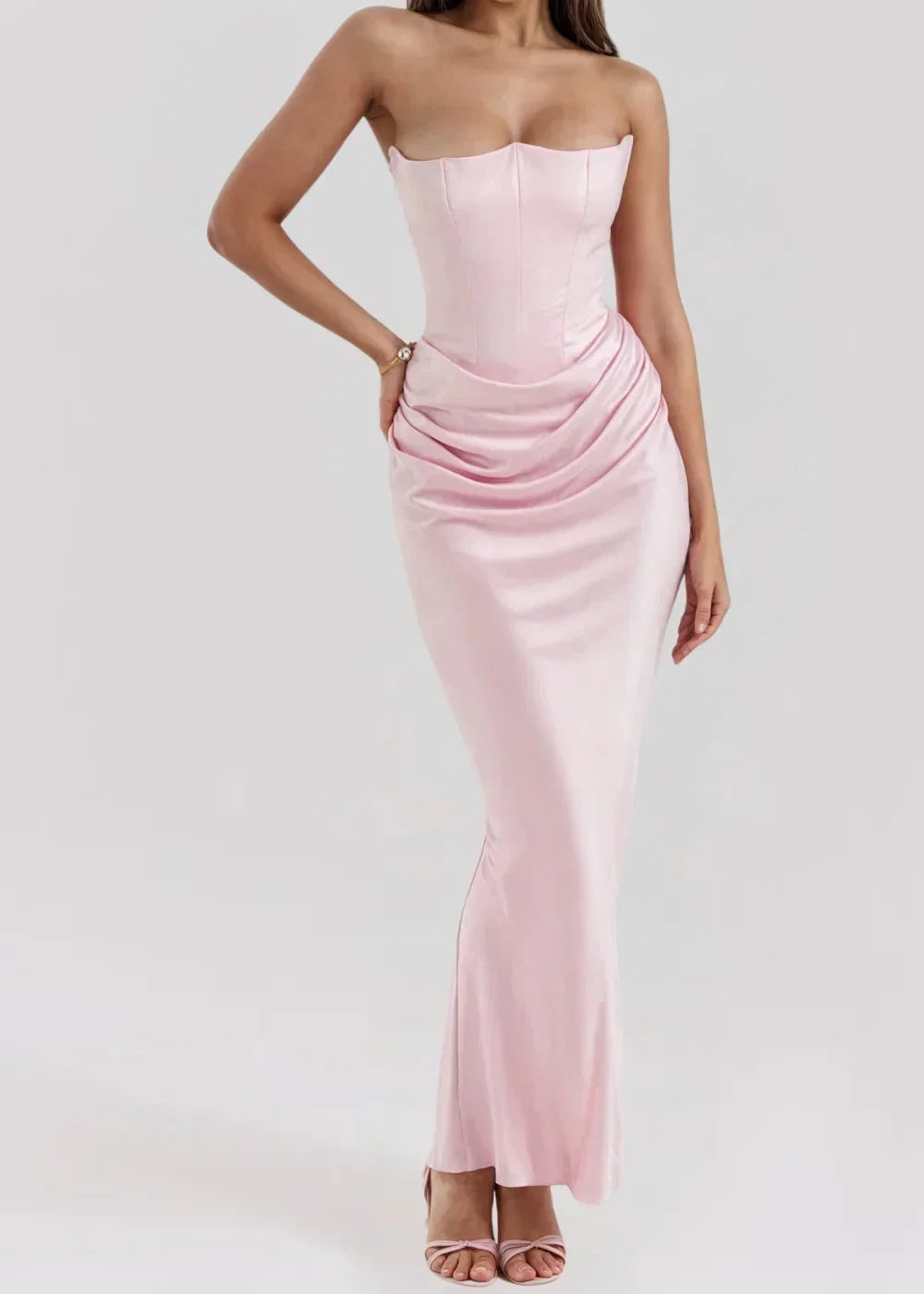 Robe longue rose en satin avec bustier froncé, parfaite pour les soirées élégantes.