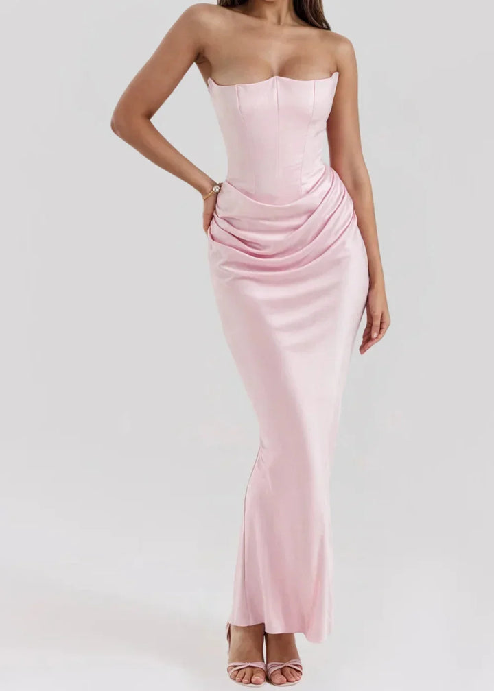 Robe longue rose en satin avec bustier froncé, parfaite pour les soirées élégantes.