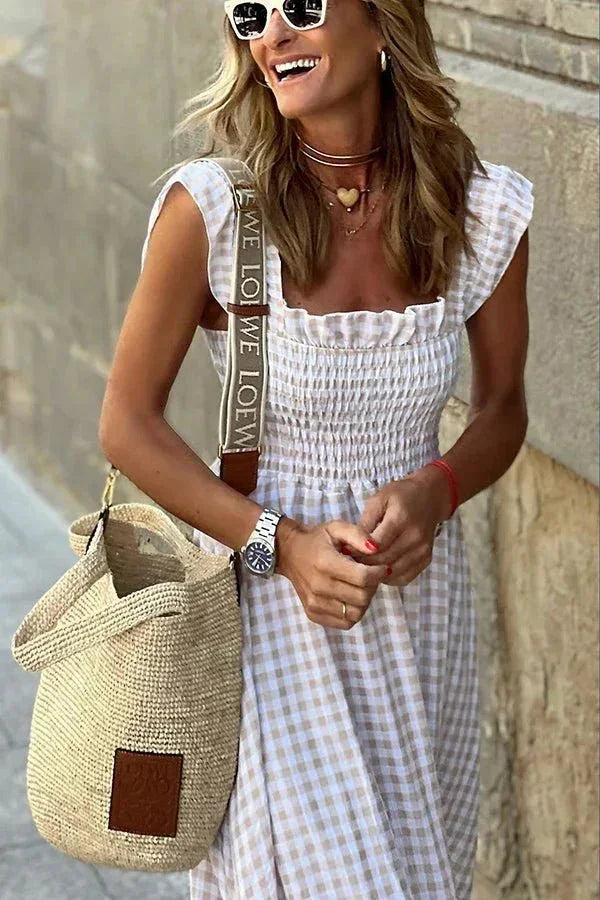 Robe longue à carreaux en coton, avec manches volantées et col carré, parfaite pour un look décontracté et élégant.